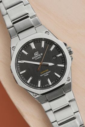 Casio Edifice Analógico de 3 manecillas cristal zafiro
