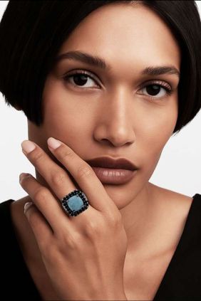 Bohemme Anillo Cielo con hemimorfita azul y espinelas negras