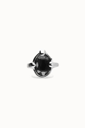Anillo bañado en plata con cristal facetado ovalado negro Unode50
