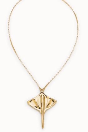 Colgante de cadena corta bañada en oro 18K con figura mantarraya Unode50