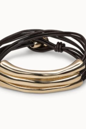 Pulsera de tres vueltas de cuero y detalles bañados en oro de 18k