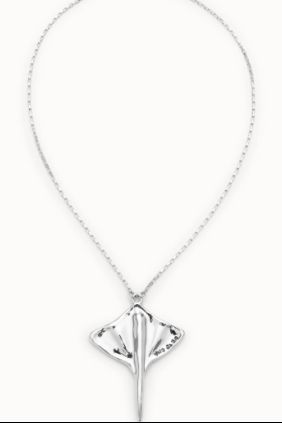 Colgante de cadena corta bañado en plata y figura mantarraya Unode50