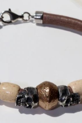  PlatadePalo Pulsera Ishi de cuero con calaveras de plata 925 con bronce y resina blanca