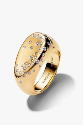Pandora El recubrimiento de oro de 14k se adapta a la formas fluidas de este diseño. Embellecido con gemas engastadas a nivel, este anillo captura el flujo orgánico de la naturaleza en todo su esplendor.