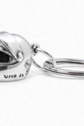 Llavero de casco bañado en plata de ley Unode50