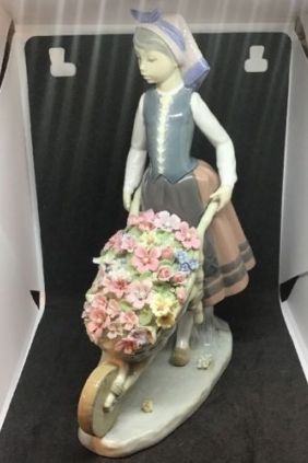 Comprar Figura mujer carretilla flores de Lladró 01419 online